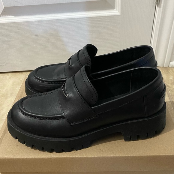 Steve Madden Loafers (LAWRENCE BLACK LEATHER) in Size 9 - Picture 1 of 10